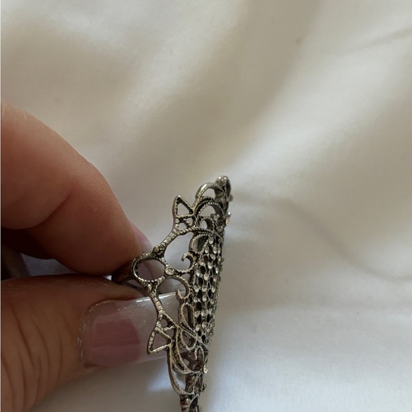 Beautiful Full Finger Silvertone Ring Size 7 - Picture 3 of 5